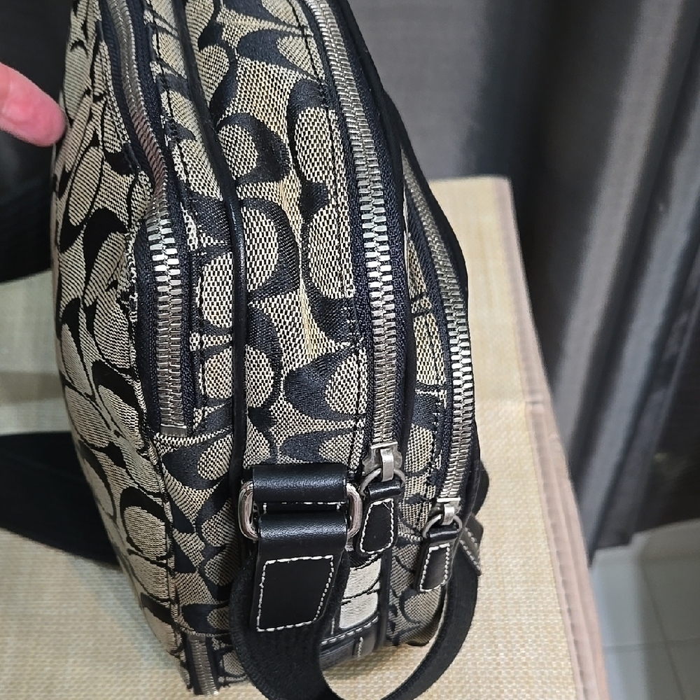 Coach Black and Cream Messenger Bag Signature Style (Camera Bag) NWOT - Picture 3 of 11